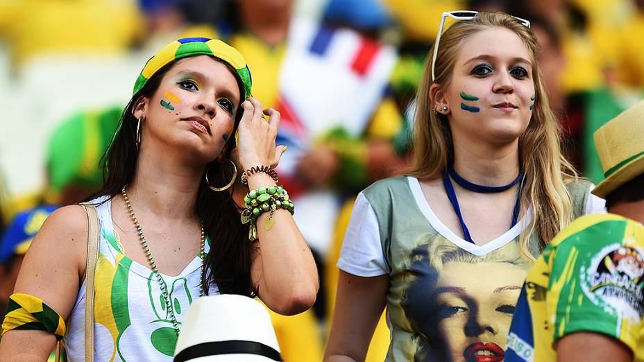 Torcedoras do Brasil aguardam o início do jogo contra a Colômbia no Castelão, em Fortaleza