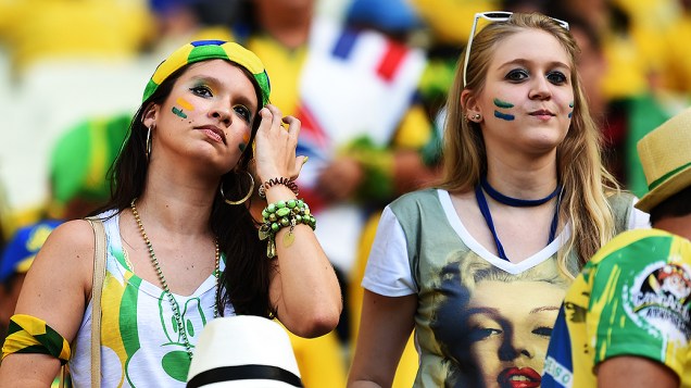 Torcedoras do Brasil aguardam o início do jogo contra a Colômbia no Castelão, em Fortaleza