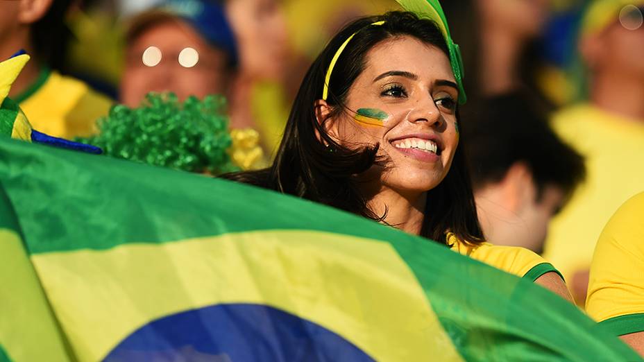 Torcedora brasileira durante o jogo contra a Colômbia no Castelão, em Fortaleza