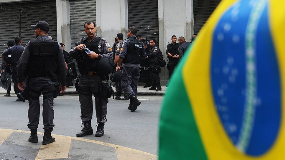 Policia fora do estádio do Maracanã antes da final da Copa das Confederações entre Brasil e Espanha, no Rio de Janeiro