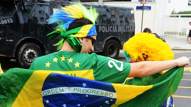 Torcedores fora do estádio do Maracanã antes da final da Copa das Confederações entre Brasil e Espanha, no Rio de Janeiro