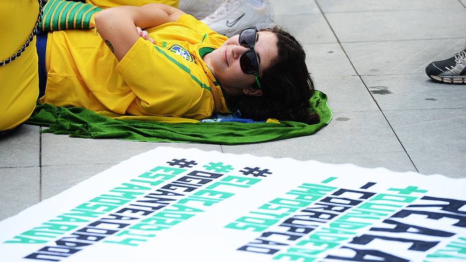 Torcedores fora do estádio do Maracanã antes da final da Copa das Confederações entre Brasil e Espanha, no Rio de Janeiro