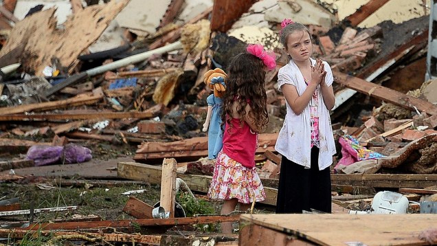 Crianças em meio aos destroços no distrito de Moore, região metropolitana de Oklahoma City