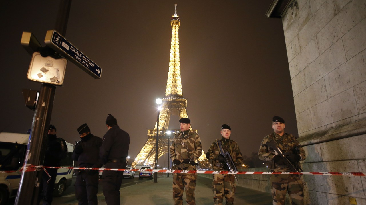 Torre Eiffel é evacuada após alerta anônimo de bomba