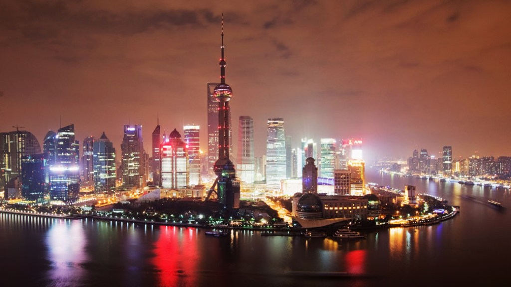 A Oriental Pearl Tower localizada no distrito financeiro de Pudong em Xangai, China ocupa o 5º lugar com 468 metros