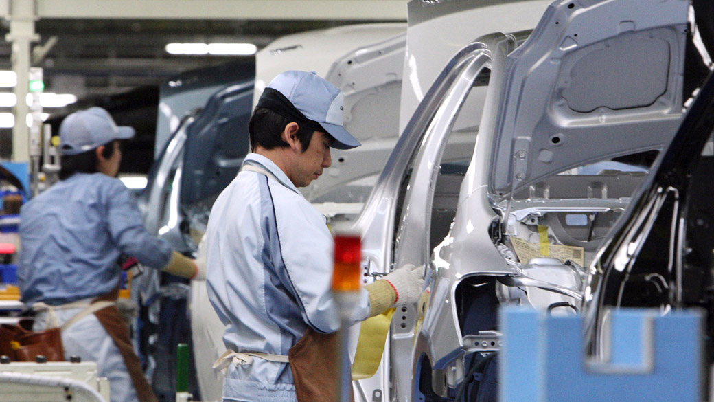 Trabalhadores montam um veículo na fábrica da Toyota em Miyagi, no Japão