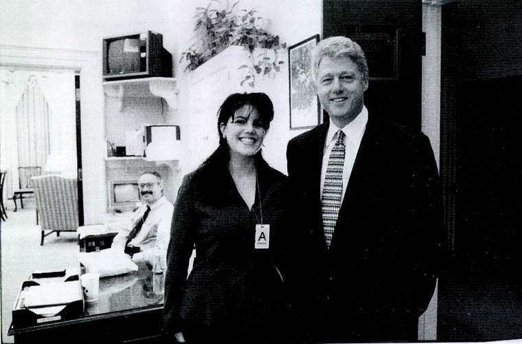 A traição do ex-presidente americano Bill Clinton com a então estagiária da Casa Branca Monica Lewinsky se tornou um escândalo mundial.