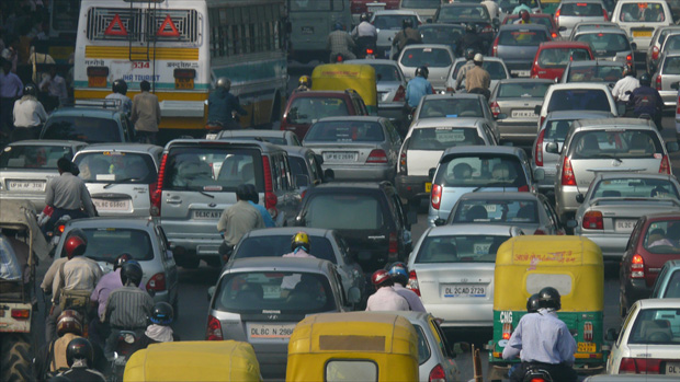 Trânsito intenso nas ruas de Nova Déli