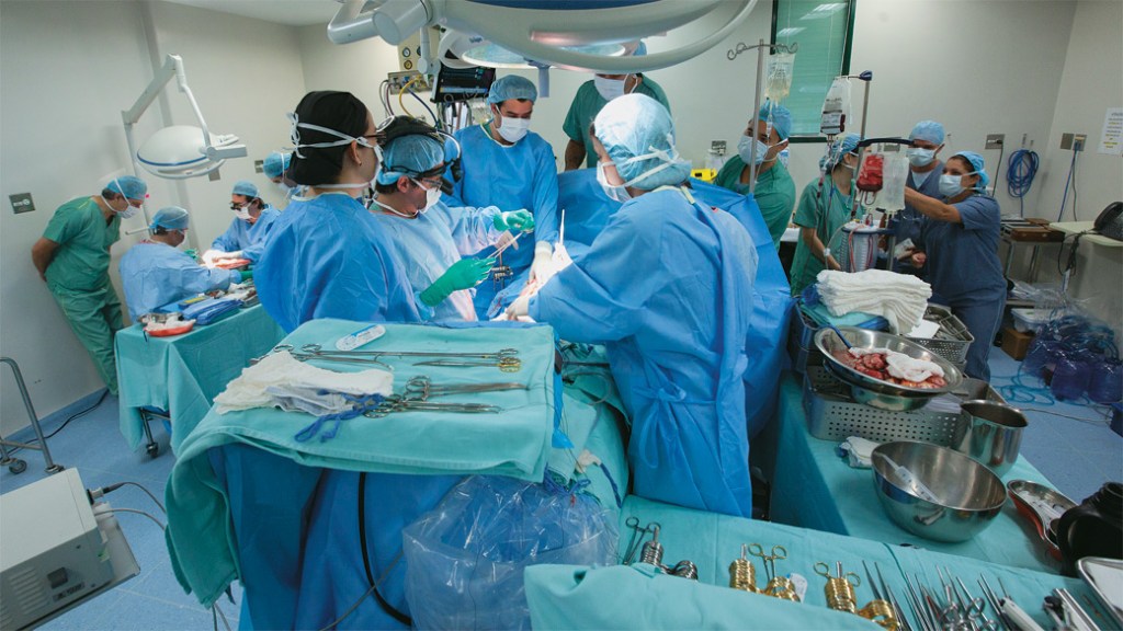 Sala de cirurgia do primeiro transplante multivisceral realizado no Brasil, em 2012, no Hospital Albert Einstein