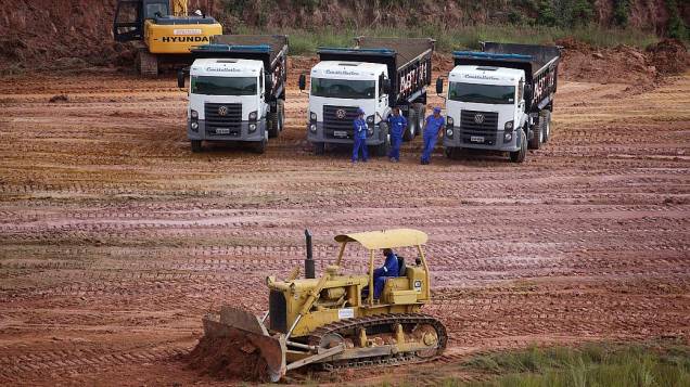 Tratores e caminhões no primeiro dia de obras de construção do estádio do Corinthians, em Itaquera