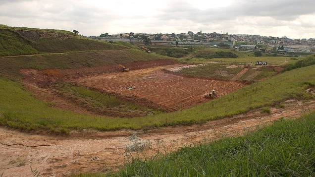 Tratores trabalham no terreno onde será construído o estádio do Corinthians, em Itaquera