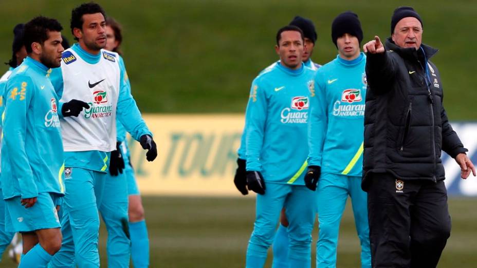 Felipão comanda o primeiro treino da seleção antes do amistoso contra os ingleses, em Londres