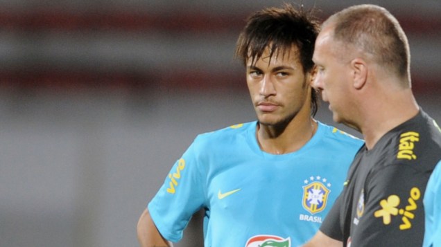 Neymar recebe instruções de Mano Menezes no treino deste domingo, no Recife