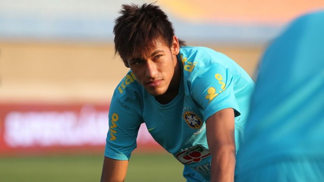 O atacante Neymar em treino da seleção em Goiânia