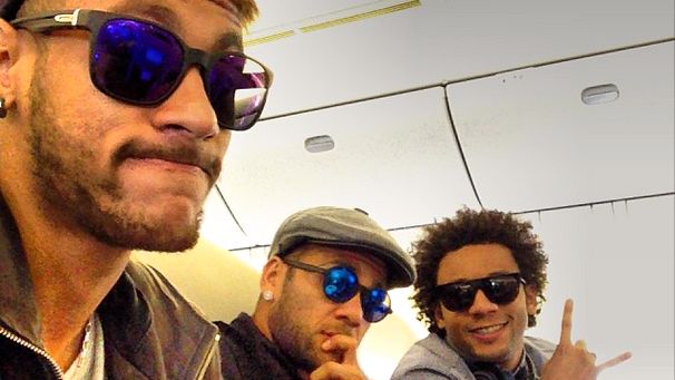 Neymar, Daniel Alves e Marcelo na viagem entre a Espanha e a Coreia do Sul
