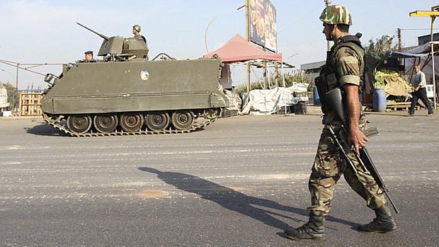 Soldados libaneses patrulham bairro sunita Bab al-Tebbaneh, em Trípoli, após confrontos