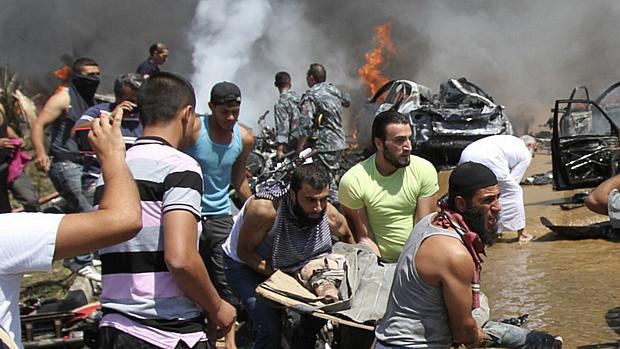 Vítimas de explosão em mesquita em Trípoli são transportadas para ambulância
