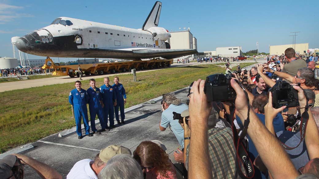 A tripulação da última missão do ônibus espacial Atlantis posa para fotos em Cabo Canaveral, Flórida