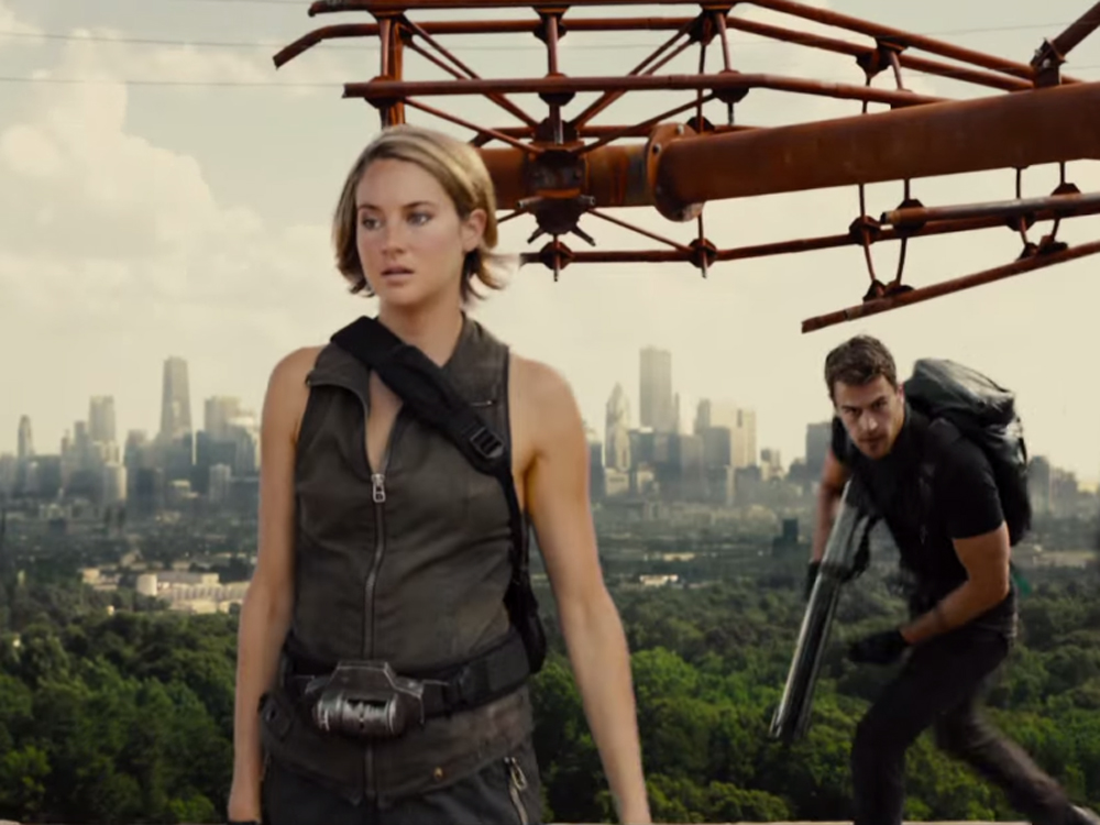 Tris (Shailene Woodley) e Quatro (Theo James) no topo do muro que divide a cidade, no filme 'A Série Divergente: Convergente'
