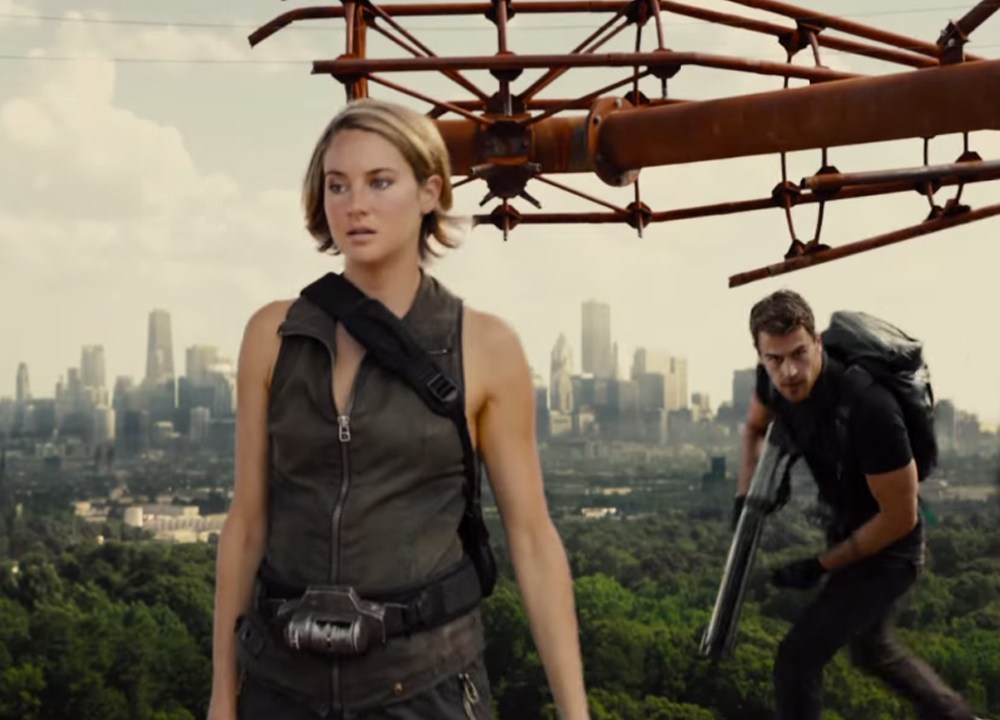 Tris (Shailene Woodley) e Quatro (Theo James) no topo do muro que divide a cidade, no filme 'A Série Divergente: Convergente'