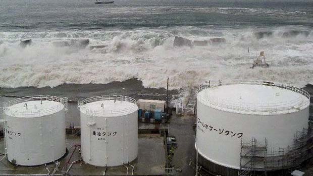 Foto divulgada pela Tepco, operadora japonesa da usina de Fukushima, mostra o momento em que o tsunami invade a usina nuclear no nordeste do Japão
