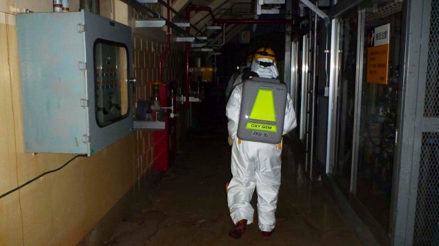 Foto divulgada pela Tepco, operadora japonesa da usina de Fukushima no Japão, mostra pela primeira vez, no dia 18 de maio, um dos funcionários da Tepco no edifício do reator 2 da usina nuclear