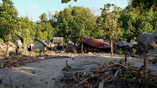 Aldeia parcialmente devastada pela passagem de um tsunami nas Ilhas Salomão