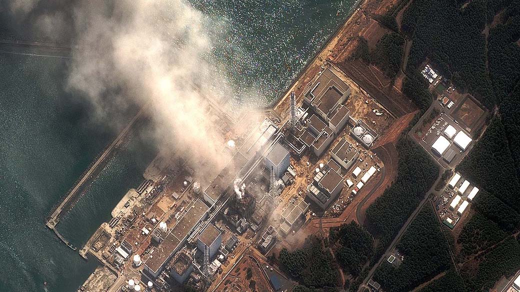 Usina de Fukushima atingida pelo tsunami no Japão