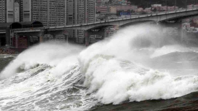 O mar agitado de Busan, na Coreia do Sul, por onde passou o tufão Bolaven
