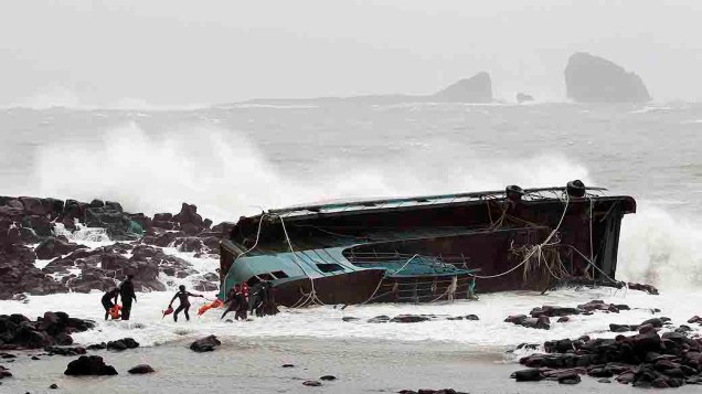 Pescadores deixam a embarcação que naufragou em Seogwipo, na ilha de Jeju (Coreia do Sul), após a passagem do tufão