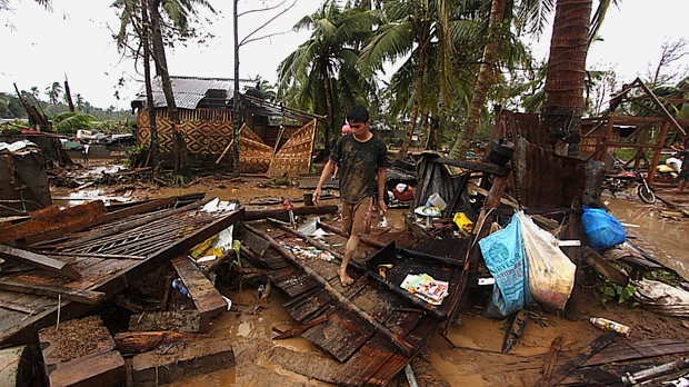 Passagem do tufão Bopha deixou cenário de destruição nas Filipinas