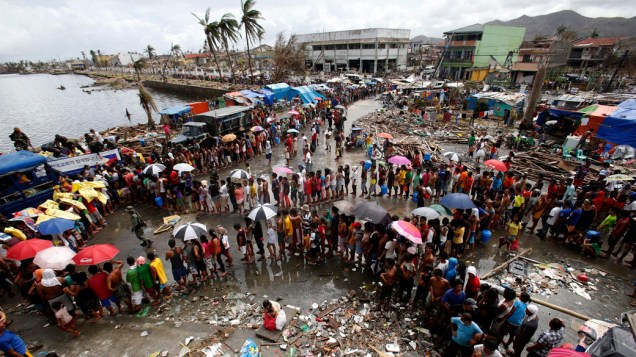 Sobreviventes em fila para receber comida e água, em Tacloban