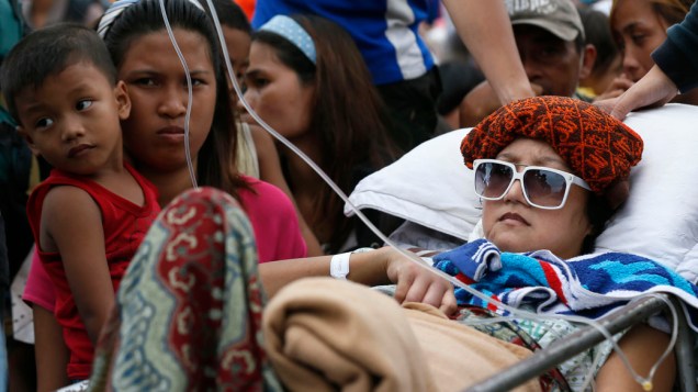 Mulher ferida é socorrida no aeroporto de Tacloban. Milhares de pessoas aguardam para serem transportadas para a capital Manila
