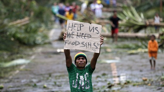 A passagem do tufão Hagupit pelas Filipinas deixou até agora três pessoas mortas e mais de 716 mil pessoas desabrigadas