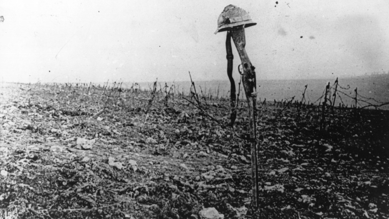 Túmulo de soldado francês morto na batalha de Verdun, na I Guerra Mundial, é marcado no front por seu rifle e capacete