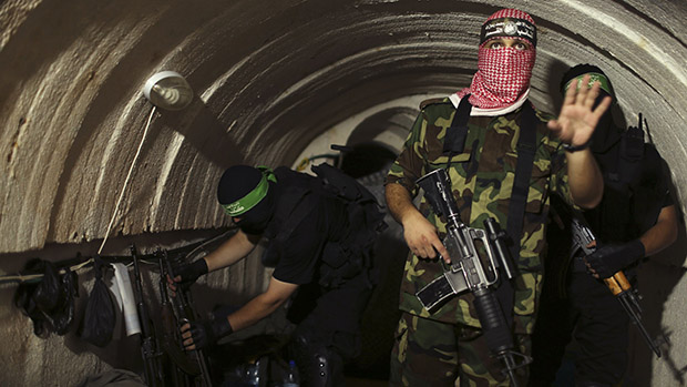 Integrantes da brigadas Al-Qassam, braço armado do grupo Hamas, mostram túneis clandestinos
