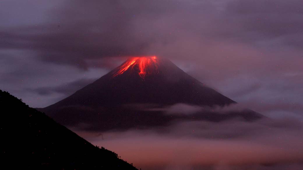 Erupção do vulcão Tungurahua, no Equador