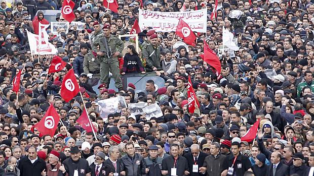 Dezenas de milhares de pessoas participaram do funeral de Chokri Belaid em Túnis
