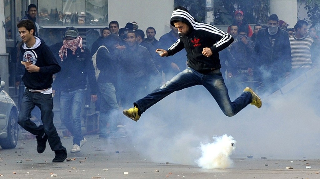 Polícia lançou bombas de gás lacrimogêneo contra manifestantes em Túnis