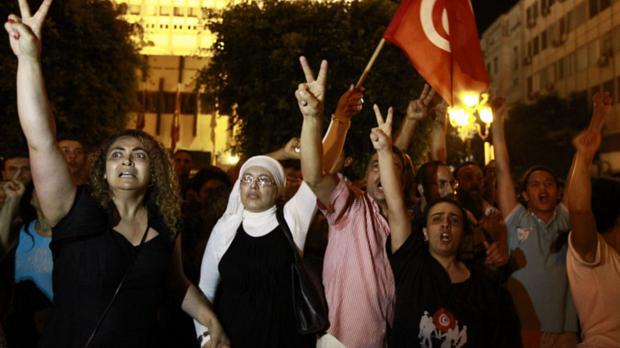 Em Túnis, capital da Tunísia, manifestantes protestam contra o governo depois da morte do opositor Mohamed Brahmi