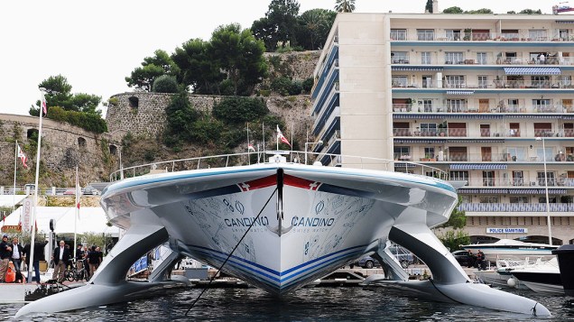 <p>Turanor, barco movido a energia solar atracado em Mônaco</p>