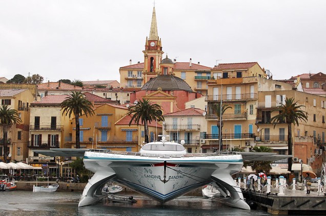 <p>Turanor, barco movido a energia solar visto na ilha de Córsega na França</p>