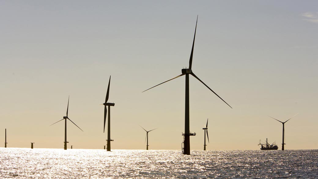 Turbinas em parque de energia eólica a 23 km da costa de Ijmuiden, na Holanda