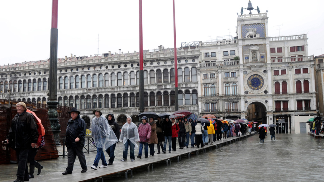Turistas visitam a Praça de São Marcos, Veneza