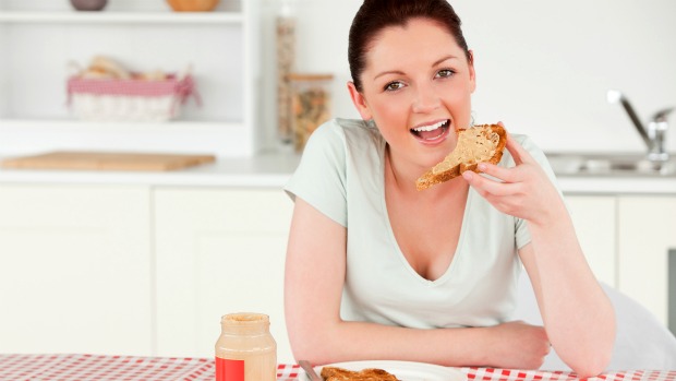 Alimentação: pessoas que trabalham à noite tendem a comer mais devido a uma desregulação hormonal
