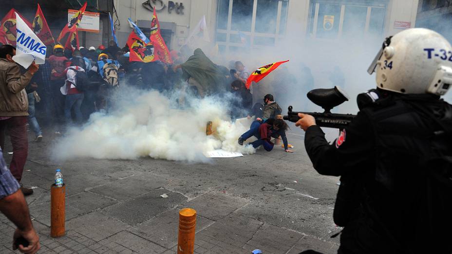 Turquia tem dia de protestos violentos após desastre em mina de carvão