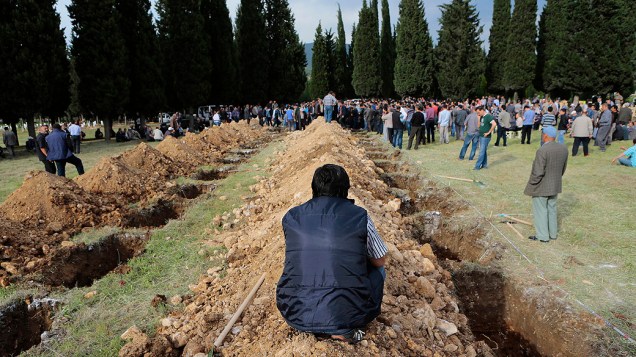 Familiares choram durante o enterro das vítimas em explosão de mina na Turquia