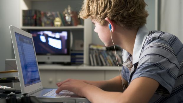 Criança no computador e televisão