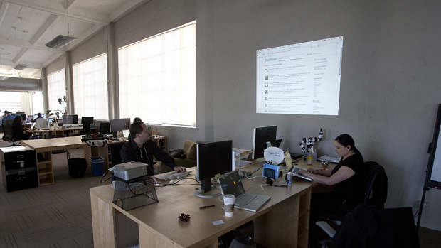 Funcionários na sede do Twitter, em São Francisco, Estados Unidos