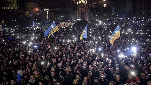 Ucranianos erguem celulares em homenagem aos manifestantes mortos em protestos